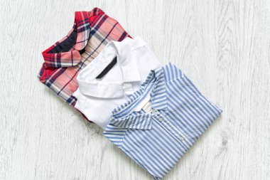 Üç gömleğim beyaz, kareli, çizgili. Kolaj