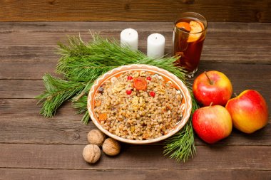 Geleneksel Slav fincan tedavi Noel arifesinde. Çamın dalları