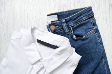 Klasik beyaz gömlek ve mavi jeans. Moda kavramı