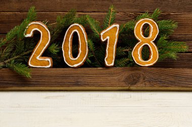 Yeni yıl kavramı. Şekil 2018 gingerbread, köknar dalı üzerinden