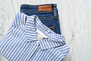Klasik çizgili gömlek ve mavi jeans. Moda kavramı