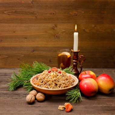 Geleneksel Slav fincan tedavi Noel arifesinde. Çamın dalları