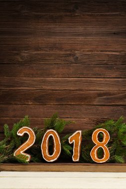 Yeni yıl kavramı. Şekil 2018 gingerbread, köknar dalı üzerinden