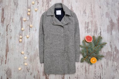 Ahşap arka plan gri ceket ve köknar dalı. Moda kavramı