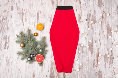 Kırmızı etek, Ladin şube ve ahşap arka plan üzerinde çelenk