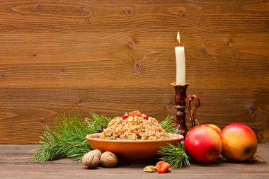 Geleneksel Slav tabak kahverengi ahşap masa üzerinde Noel arifesinde tedavi.