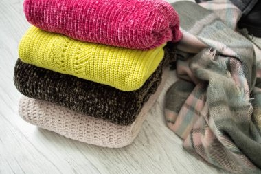 Ahşap arka plan üzerinde dört sıcak renk kazak