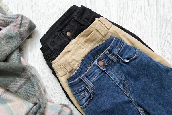 Três jeans, variedade. Azul, bege e preto — Fotografia de Stock