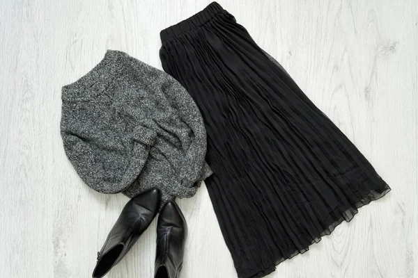 Γκρι ζεστό πουλόβερ, μαύρη φούστα και μπότες. Μοντέρνα έννοια — Φωτογραφία Αρχείου