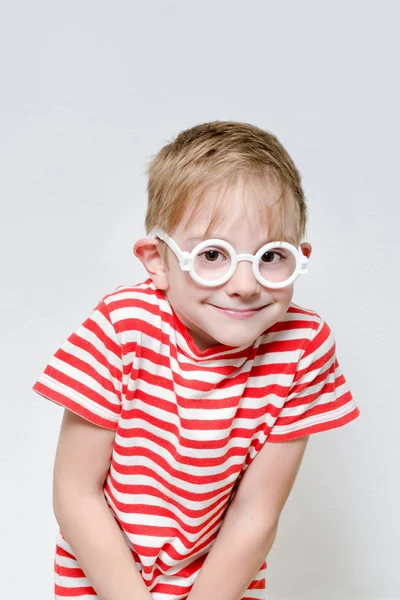 Chłopiec w okularach, przebiegły wyrażenie — Zdjęcie stockowe