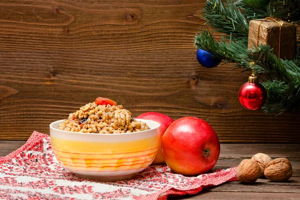 Geleneksel Slav fincan tedavi Noel arifesinde. Noel ağacı