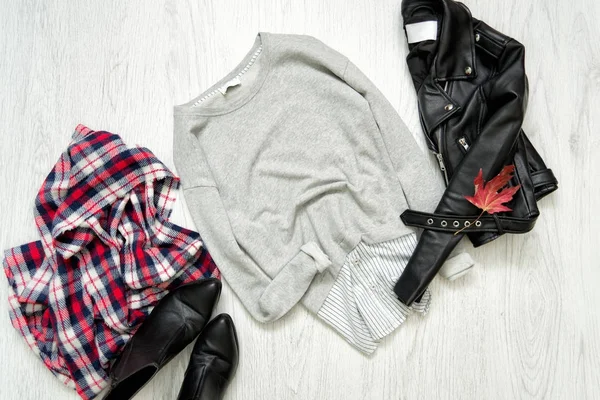 Серый свитер, черная куртка, клетчатый шарф и обувь — стоковое фото