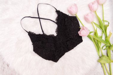 Siyah dantel üst beyaz kürk ve Pembe Lale. Moda kavramı