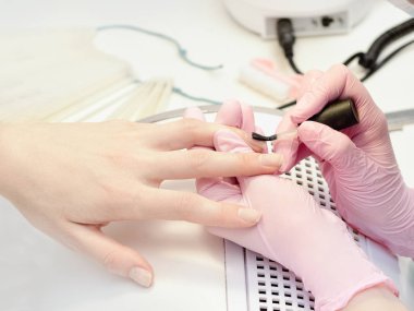 Eldiven boya çivi manikür, salonda kız yakın çekim