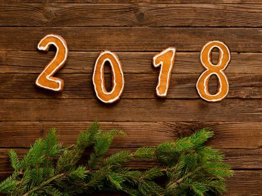 Yeni yıl kavramı. Şekil 2018 ve horoz gingerbread üzerinden