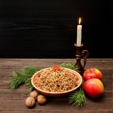 Geleneksel Slav fincan tedavi Noel arifesinde. Çamın dalları