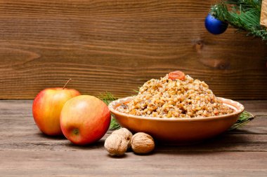 Geleneksel Slav fincan tedavi Noel arifesinde. Noel ağacı