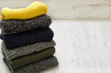 Kazak bir ahşap zemin üzerine yığını. Moda kavramı.