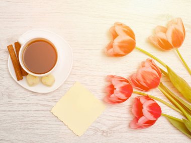 Pembe Laleler, boş sayfa kağıda, bir fincan kahve ve cinamon