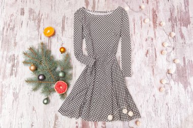 Siyah ve beyaz elbise bir kol ve köknar dalı ile