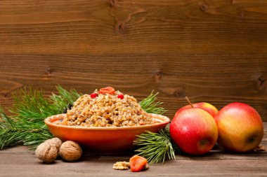 Geleneksel Slav tabak kahverengi ahşap masa üzerinde Noel arifesinde tedavi