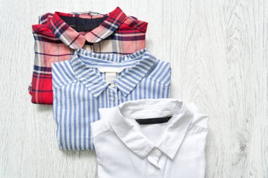 Üç gömleğim beyaz, kareli, çizgili. Kolaj.