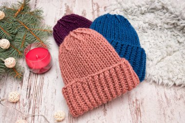 Üç şapka. Mercan, mavi ve mor. Ladin Şubesi, garland