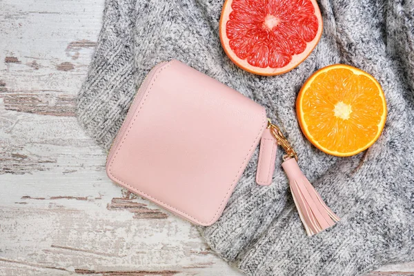 少しピンクの女性の財布とセーターを柑橘類 — ストック写真