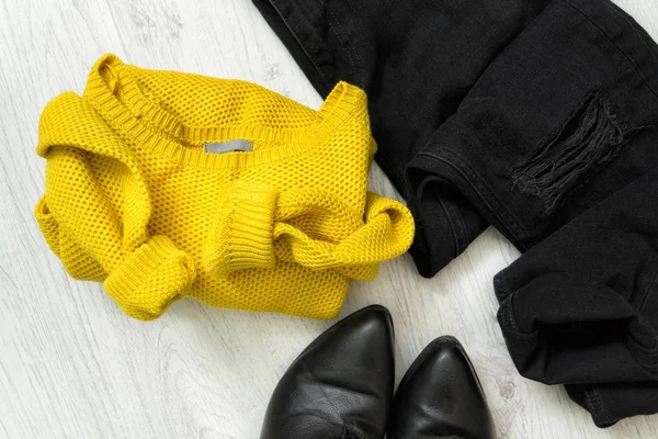 Pull jaune, jean noir et bottes. Concept tendance — Photo