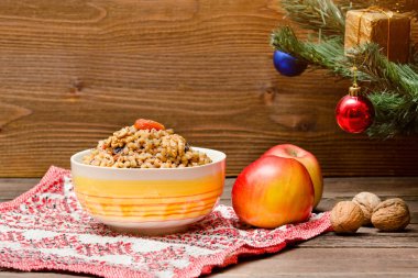 Geleneksel Slav fincan tedavi Noel arifesinde. Noel ağacı