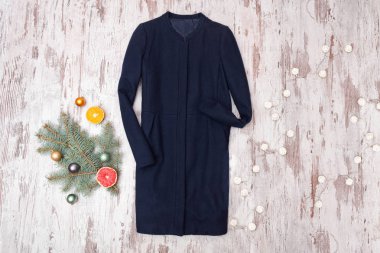 Mavi gömlek, dekore edilmiş köknar dalı ve ahşap arka plan üzerinde garland. Moda kavramı.