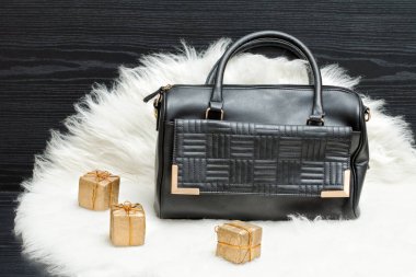 Siyah çanta ve Hediyelik kutu beyaz kürk. Moda kavramı. Tatil alışveriş