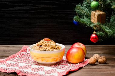 Geleneksel Slav fincan tedavi Noel arifesinde. Noel ağacı