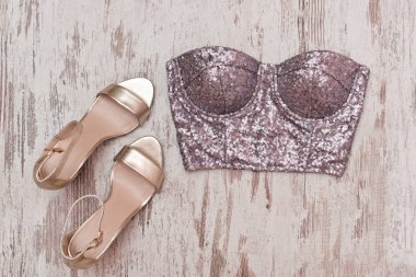 İlk ahşap arka plan üzerinde payetler, Altın Ayakkabı '