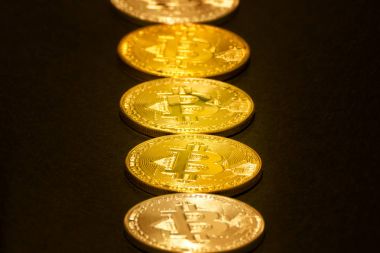 Altın Bitcoin üst üste yalan. Siyah arka plan