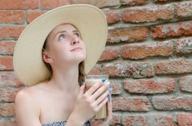 Kız latte elde ve ararken bir şapka ile. Seyahat ve eğlence