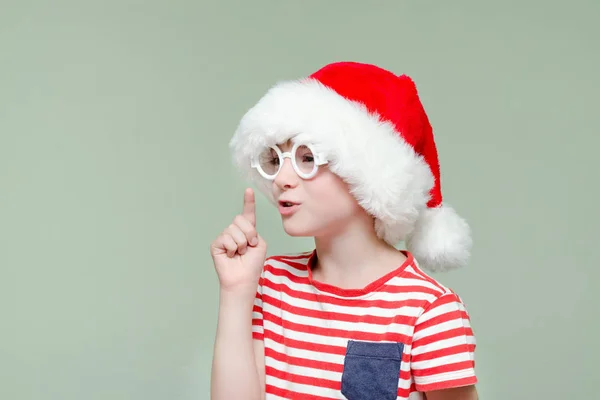 Chłopiec w santa kapelusz i okulary grozi palcem — Zdjęcie stockowe