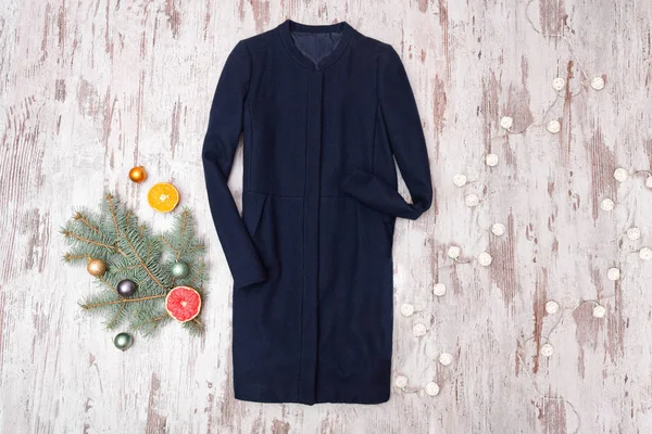 Mavi gömlek, dekore edilmiş köknar dalı ve ahşap arka plan üzerinde garland. Moda kavramı.