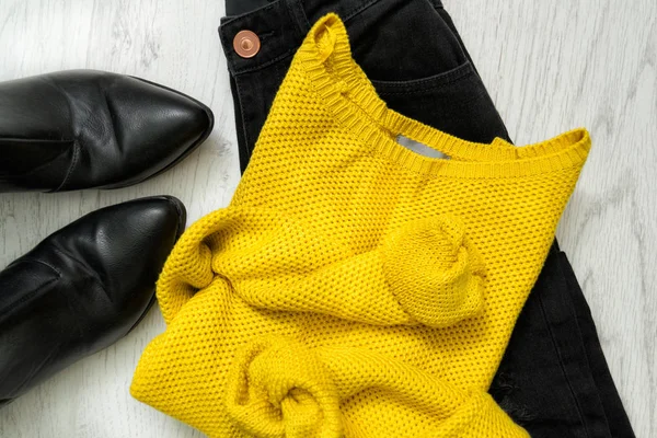 Pull jaune, jean noir et bottes. Concept tendance — Photo