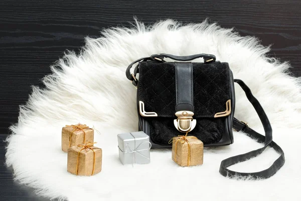 Черный мешок и подарочная коробка на белом мехе. Модная концепция . — стоковое фото
