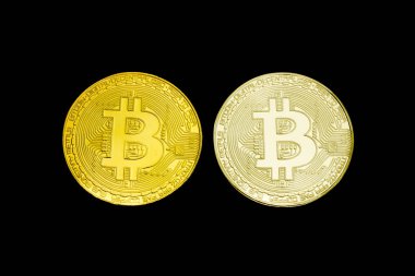 Gümüş ve altın sikke Bitcoin üzerinde siyah bir arka plan. İzole.