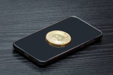 Kripto Döviz Alım Bitcoin telefonda para. Siyah ahşap masa