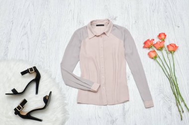 Gri bluz, siyah ayakkabı ve turuncu gül. Moda kavramı