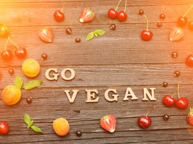 Git vegan yazıt siyah ahşap zemin, meyve