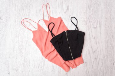 Siyah ve pembe beyaz kürk üstüne. Moda kavramı