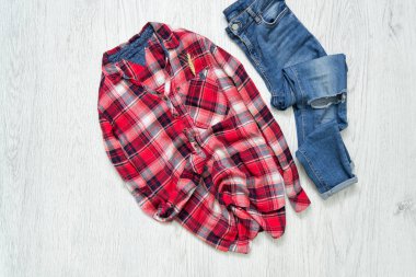 Kareli gömlek ve mavi jeans. Moda kavramı