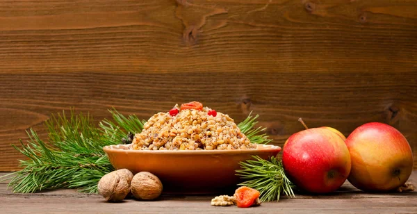 Geleneksel Slav tabak kahverengi ahşap tahta üzerinde Noel arifesinde tedavi