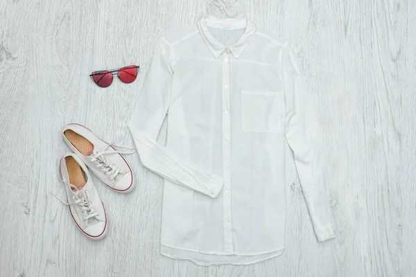 Λευκό πουκάμισο, γυαλιά και παπούτσια. Ξύλινο υπόβαθρο — Φωτογραφία Αρχείου