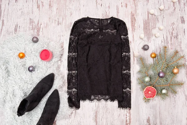 Blusa de renda preta, sapatos e ramo de abeto decorado — Fotografia de Stock