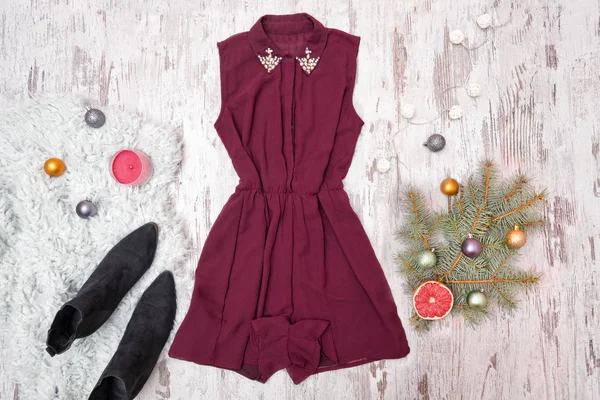 Bordo elbise, Ayakkabı ve ahşap zemin çam dalı. 